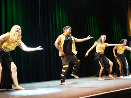 Foto von 4 Personen auf einer Bühne. Die Personen machen bei einer Aufführung mit. Die Aufführung heißt: Bollywood Bollywaves., Bild © Kulturbüro Muggenhof