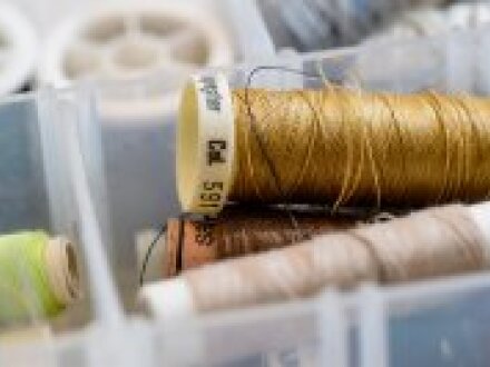 Foto von mehreren Näh·fäden auf Spulen., Bild © Kulturbüro Muggenhof