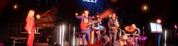 Konzert mit Jazzmusikern auf Bühne
