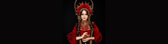 Tänzerin des Shimmy Fest in ukrainischer Tracht und Pose