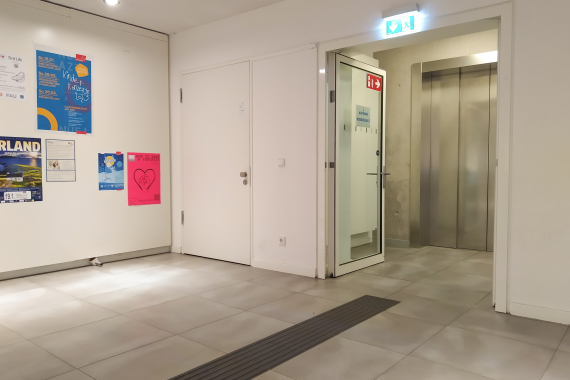 Offen stehende Tür mit Blick auf den Aufzug