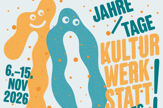 Die Zahl Zehn mit Gesichtern, eine orangene Eins lächelt und eine petrolfarbene Null steht der Mund offen. In dicker Schrift 6.-15. November 2026 und Jahre/Tage Kulturwerkstatt Auf AEG! als Text. Am unteren Bildrand die Hausfassade mit Fenstern, Haupteingang und Turm der Kulturwerkstat in Orange und Petrol.