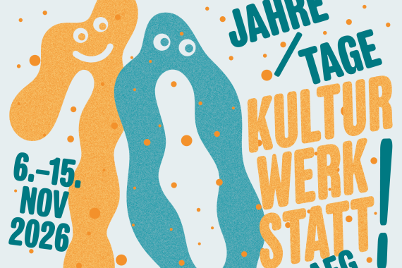 Die Zahl Zehn mit Gesichtern, eine orangene Eins lächelt und eine petrolfarbene Null steht der Mund offen. In dicker Schrift 6.-15. November 2026 und Jahre/Tage Kulturwerkstatt Auf AEG! als Text. Am unteren Bildrand die Hausfassade mit Fenstern, Haupteingang und Turm der Kulturwerkstat in Orange und Petrol.
