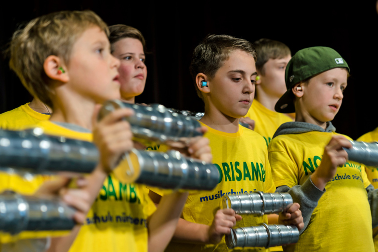 Jungs von der Musikschule spielen Samba