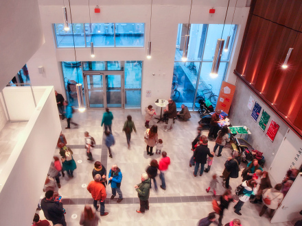 Foto vom Eingangs∙bereich von der Kultur∙werkstatt Auf AEG von oben. In dem Raum stehen viele Menschen., Bild © Michaela Braun / Stadt Nürnberg