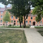 Heinickeplatz neugestaltet, viele Bäume, Gehörlosenschule im Hintergrund