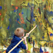Kind beim malen auf den Leinwand