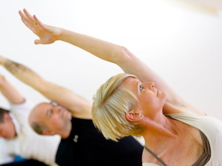 Foto von 3 Personen beim Yoga., Bild © Uwe Niklas