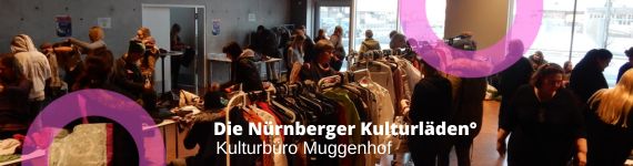 Kleiderstangen und Publikum des Kleidertauschs