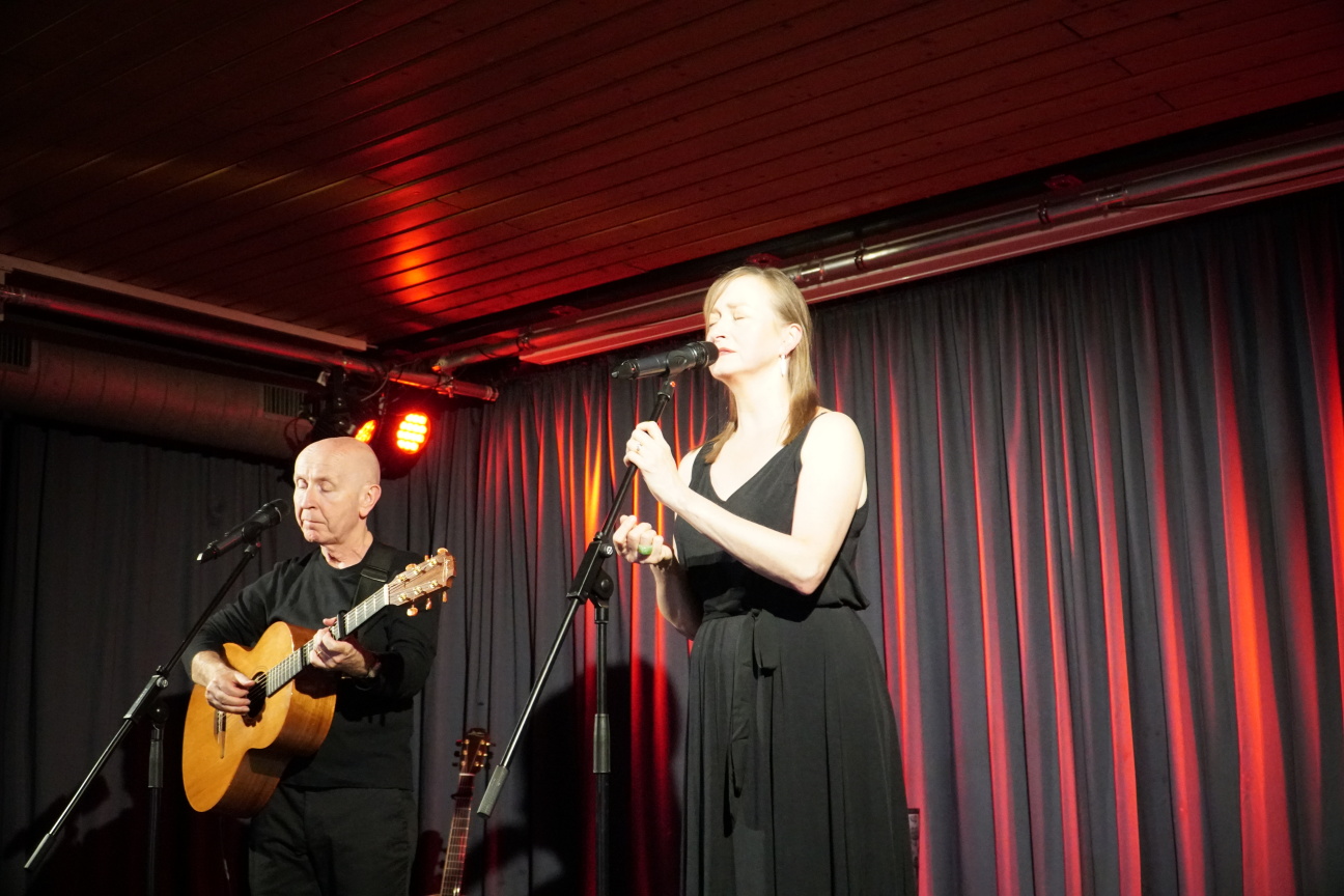 Anne Kinsella und Kieran Goss im Rahmen des FolkClub 2025 im Kulturladen Loni-Übler-Haus