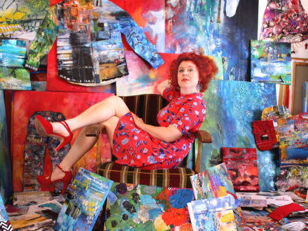 Foto von der Künstlerin Walli Popp bei einer Ausstellung., Bild © Walli Popp