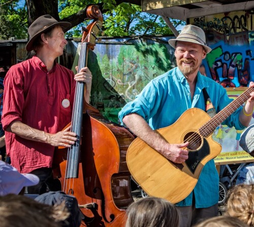Der australische Kinderliedermacher Ben van Haeff und sein Freund Mr. Higgins (Kontrabass & Akkordeon) begeistern mit ihren einzigartigen zweisprachigen Konzert-Programmen (Songs: Englisch/Dialoge: Deutsch). Come and join the fun am samstag, den 29. Juni um 16 Uhr !