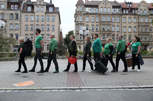 Die Mitglieder von 6aufKraut laufen durch die Straße