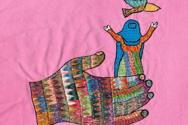 Seit Jahrzehnten sind die Menschen in Afghanistan von Hunger, Krieg und Terror betroffen. Vor allem Frauen und Mädchen erleben seit der Machtübernahme der Taliban im August 2021 massive Einschränkung in ihren grundlegenden Rechten. Und trotzdem schaffen Sie es, ihre Erfahrungen und ihre Stärke nach außen zu tragen.Mit eindrücklichen Stickbildern erzählen afghanische Dorffrauen aus der Region Laghmani nicht nur von Krieg und Gewalt, sondern auch von ihrer Kraft, ihrem Mut und ihrer unerschütterlichen Würde. Ihre Stickereien sind künstlerische Zeugnisse, die Leid dokumentieren, Hoffnung bewahren und Widerstandskraft sichtbar machen.Von den ersten Werken aus dem Jahr 2006 bis zu den jüngsten aus dem Jahr 2025 zeigt sich eine Kontinuität weiblicher Kreativität, Ausdrucksstärke und Solidarität. Jede Naht ist ein Akt der Selbstbehauptung – ein kreativer Raum für Austausch, Gemeinschaft und die Erhaltung von Handlungsspielräumen.