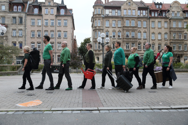 Die Mitglieder von 6aufKraut laufen durch die Straße