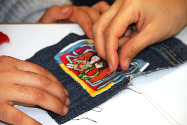 Ausstellungsführung der Ausstellung Hört die Stimmen der Frauen - Stickkunst aus Afghanistan  mit anschließendem Nähworkshop mit den Patches der Künstlerinnen