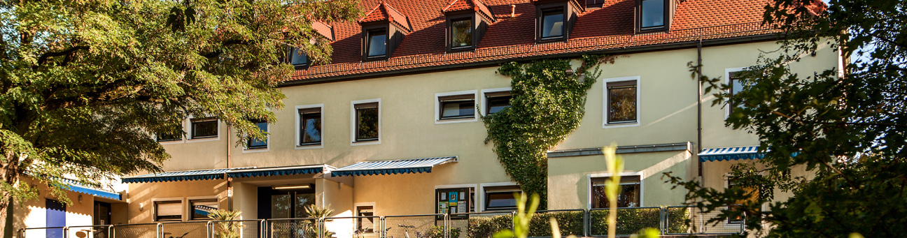 Ansicht des Loni-Übler-Hauses vom Garten aus gesehen