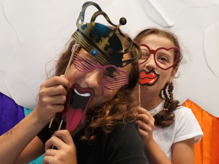 Foto von 2 Kindern beim Offenen Kinder·treff im Loni-Übler-Haus., Bild © Sylvia Kohlbacher / Kulturladen Loni-Übler-Haus