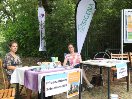 Foto von 2 Frauen an einem Tisch. Die 2 Frauen informieren über die Arbeit im Pflege·zentrum Sebastian·spital., Bild © Kulturladen Loni-Übler-Haus/Stadt Nürnberg