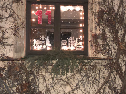 Foto von einem geschmückten Fenster beim Mögeldorfer Advents·kalender. Das Fenster hat die Nummer 11., Bild © Stephanie Thomas / Kulturladen Loni-Übler-Haus