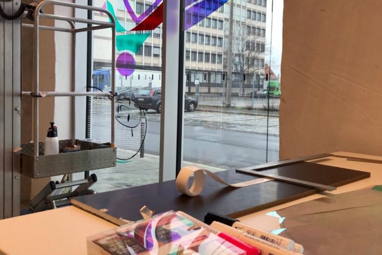 Aufbau Fensterkunst, Bild © Paula Tiggemann / Stadt Nürnberg Folie und Fenstermalstfite, Bild © Paula Tiggemann / Stadt Nürnberg