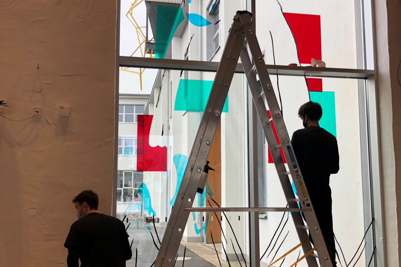 Bunte Scheibenbeklebung