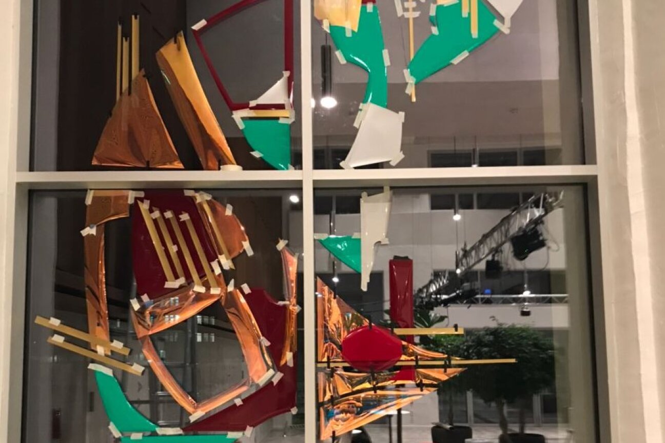 Bild © Paula Tiggemann / Stadt Nürnberg Buntes Motiv an eine Scheibe geklebt, Bild © Paula Tiggemann / Stadt Nürnberg