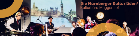 Jazzmusiker_innen sind auf der Bühne und spielen Instrumente und ein Bild von London ist im Hintergrund zu sehen