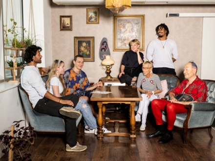 Foto von 7 Personen in einem Kultur·laden., Bild © Stadt Nürnberg