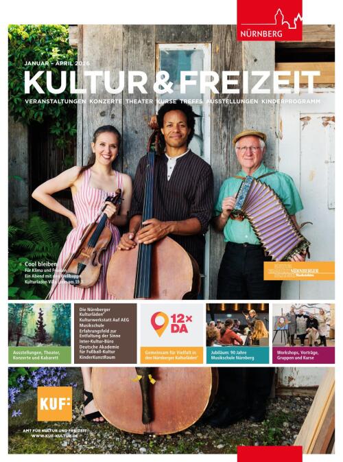 Drei Personen stehen vor einer verwitterten Holztür mit blätterndem weißem Anstrich. Die Person links trägt ein ärmelloses, rot-weiß gestreiftes Kleid und hält eine Geige. Die mittlere Person trägt ein dunkel gestreiftes Hemd und hält einen großen Kontrabass. Die Person rechts trägt ein hellgrünes Hemd und hält ein Akkordeon. Im Hintergrund sind grüne Pflanzen zu sehen. Im oberen Bereich befindet sich der Schriftzug 'KULTUR & FREIZEIT' sowie weitere Textinformationen zu Veranstaltungen in Nürnberg. Unten sind mehrere kleine Fotos mit weiteren Veranstaltungshinweisen und ein rotes Logo mit der Aufschrift 'NÜRNBERG' zu sehen.
