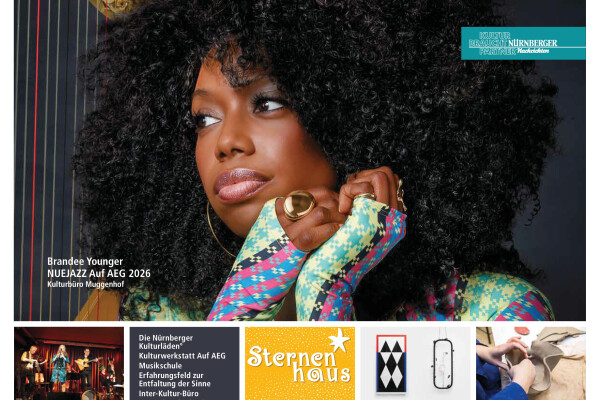 Cover der 3. Ausgabe der Kultur & Freizeit 2026. Eine Frau mit voluminösem, lockigem Haar und farbenfrohem, gemustertem Oberteil lehnt mit dem Kopf auf einer Hand und blickt nach links. Im Hintergrund sind Saiten eines großen Musikinstruments zu sehen. Im oberen Bereich steht in großen Buchstaben 'KULTUR & FREIZEIT', darunter folgen weitere Informationen zu Veranstaltungen. Im unteren Teil des Bildes sind mehrere farbige Kacheln mit Fotos, Symbolen und kurzen Texten zu verschiedenen Themen und Angeboten angeordnet.