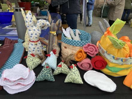 Foto von bunten genähten Sachen. Zum Beispiel Hasen aus Stoff oder Abschmink·pads., Bild © Sonja Wolfstädter / Stadt Nürnberg