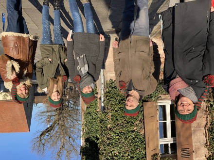 Foto von 5 Personen mit Winter·kleidung und Wichtel·mützen vor dem Kultur·laden Röthenbach., Bild © Sonja Wolfstädter / Stadt Nürnberg