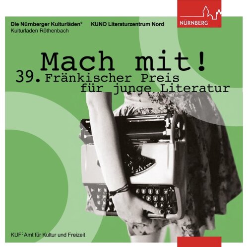 Auf der Abbildung ist eine Überschrift zu lesen: "Mach mit! 39. Fränkischer Preis für junge Literatur". Außerdem ist eine Art Retro Bild von einer Frau, die eine Schreibmaschine unter dem Arm hat, zu sehen. Es ist nur ein Teil von ihr zu sehen. Von ihrer Taille bis zu ihren Knien und sie trägt dunklen Nagellack. © Harald Bosse / Stadt Nürnberg