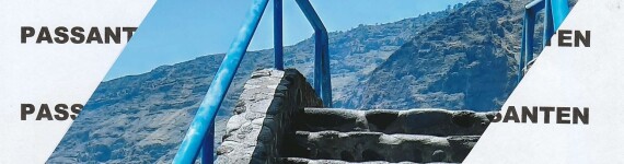 Das Bild zeigt ein teil eines Treppenaufgangs mit einem Blauen Geländer. Im Hintergrund sind mediterrane Berge zu sehen. Links und rechts ist der Titel der Ausstellung "Passanten" mehrfach gedruckt.