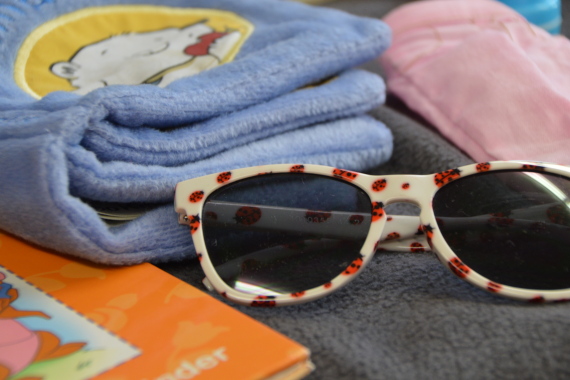 Kinderflohmarkt - Decke und Sonnenbrille