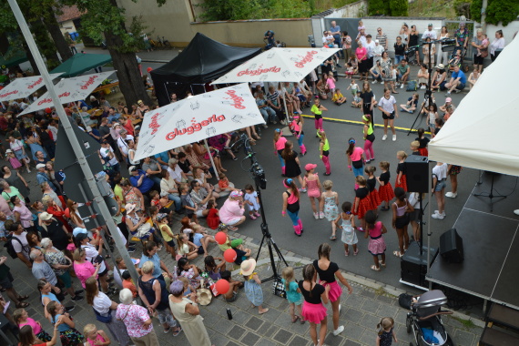 Straßenfest mit Tänzerinnen aus Vogelperspektive