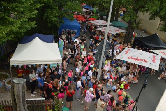 Straßenfest aus Vogelperspektive