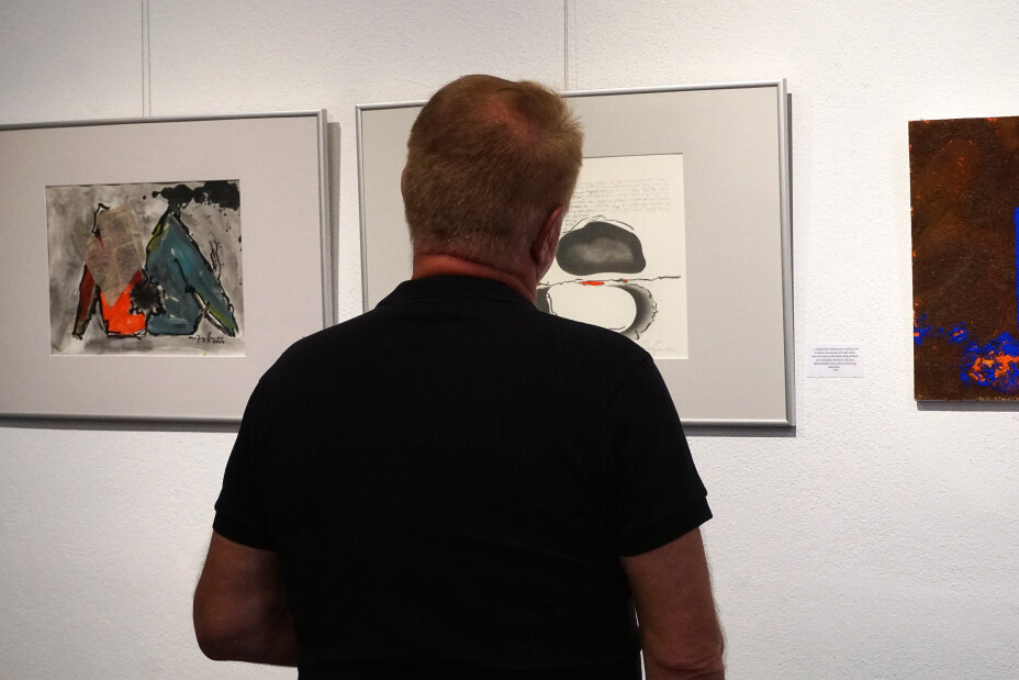 Ein Mann steht vor drei Gemälden und betrachtet die Kunst., Bild © Sonja Wolfstädter / Stadt Nürnberg