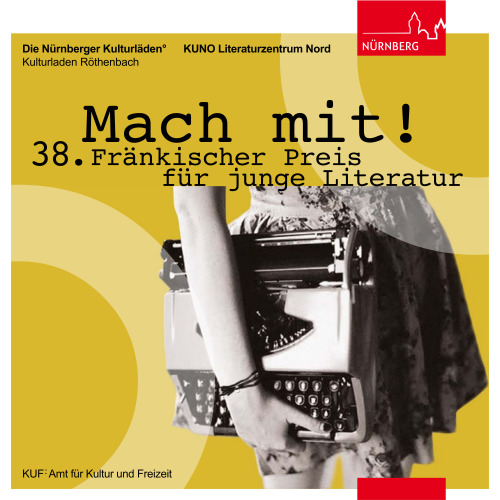 Ein Mädchen mit geblühmten Kleid trägt eine Schreibmaschine unter dem Arm