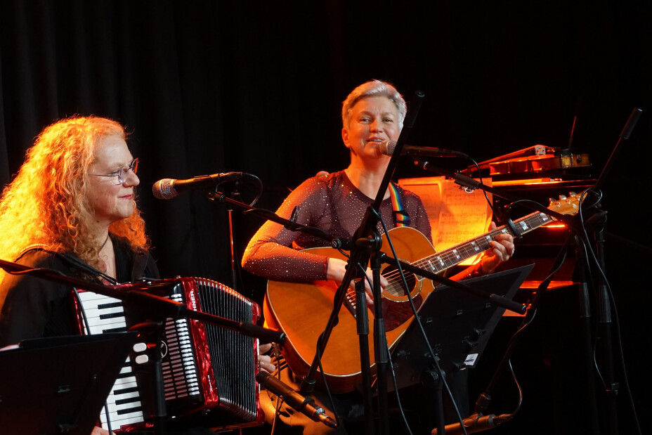 Zwei Frauen sitzen auf einer Bühne und singen in Mikrophone., Bild © Svenja Holy / Stadt Nürnberg