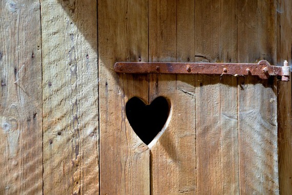 Holztür mit einem ausgeschnittenen Herz