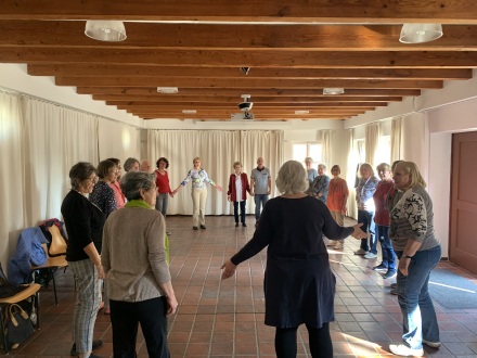 Foto von einem Tanz·angebot für Senioren., Bild © B. Koch / Kulturladen Schloss Almoshof