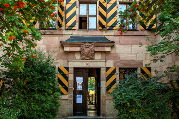 Eingang zum Schloss Almoshof