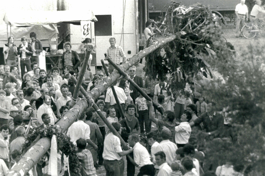 Maibaum Kärwa Schloss Almoshof, Bild © Kulturladen Schloss Almoshof