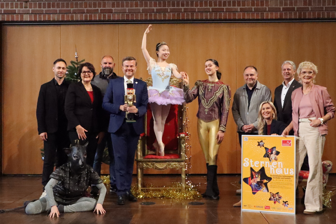 Das Sternenhaus und seine Sponsorinnen und Sponsoren feiern den Start des diesjährigen Vorverkaufs. Mit dabei sind in diesem Jahr wieder (v.l.n.r.): Philip Hauck, wbg Nürnberg, Beate Treffkorn, Sparkasse Nürnberg, Tobias Ballbach, Alexander Beck Kinderfonds Stiftung mit Marcus König, Oberbürgermeister der Stadt Nürnberg, Andreas Gehlert, N-ERGIE Aktiengesellschaft, Alexandra Reithinger, STAEDTLER-Stiftung (sitzend), Paul Heinz Bruder, BRUDER Spielwaren, Kiki Schmidt, Leitung Stabstelle Kinderkultur sowie Tänzerinnen des Ballettförderzentrums aus der Eröffnungsveranstaltung „Der Nussknacker“.