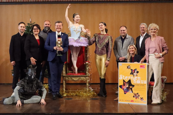 Das Sternenhaus und seine Sponsorinnen und Sponsoren feiern den Start des diesjährigen Vorverkaufs. Mit dabei sind in diesem Jahr wieder (v.l.n.r.): Philip Hauck, wbg Nürnberg, Beate Treffkorn, Sparkasse Nürnberg, Tobias Ballbach, Alexander Beck Kinderfonds Stiftung mit Marcus König, Oberbürgermeister der Stadt Nürnberg, Andreas Gehlert, N-ERGIE Aktiengesellschaft, Alexandra Reithinger, STAEDTLER-Stiftung (sitzend), Paul Heinz Bruder, BRUDER Spielwaren, Kiki Schmidt, Leitung Stabstelle Kinderkultur sowie Tänzerinnen des Ballettförderzentrums aus der Eröffnungsveranstaltung „Der Nussknacker“.