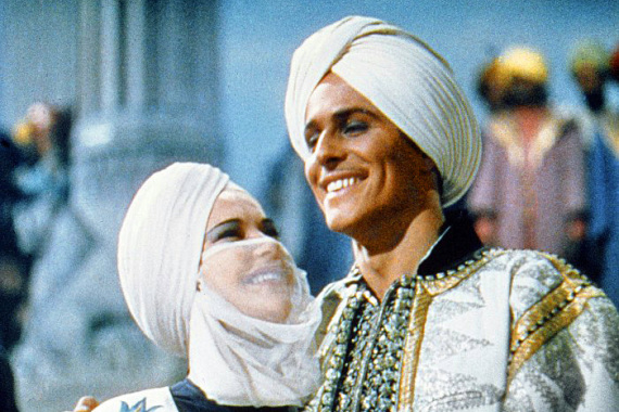 Der Dieb von Bagdad: Ein Mann und Frau mit weißen Turbane lächeln
