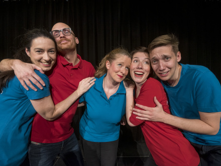Das Bild zeigt 5 Personen vom Impro·theater RollenRausch.