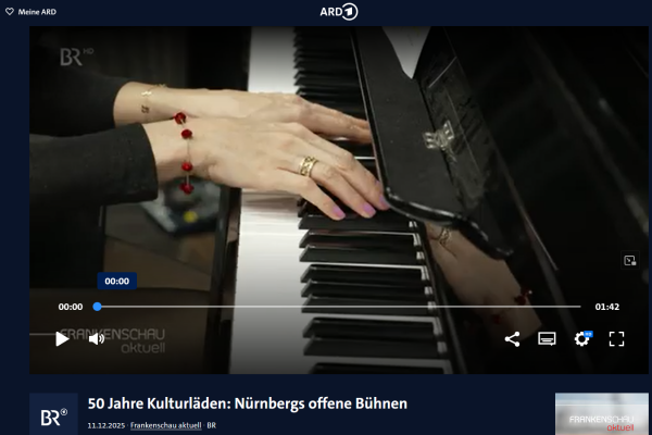 Bild mit Klavier und spielenden Händen